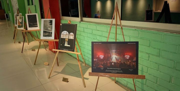 Karya Lensa Mahasiswa Ilmu Komunikasi Penuhi Aula Kampus UIC Jakarta dalam Pameran UTS Teknik Fotografi