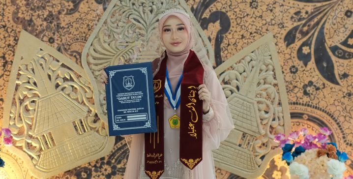 Intan Alfi Aqila Mahasiswi Ilmu Komunikasi UIC Semester 2 Berhasil Tuntaskan Hafalan 30 Juz
